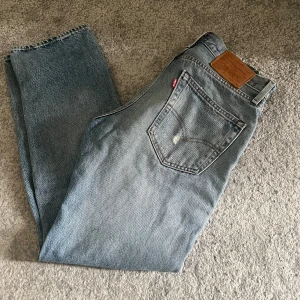 Levis 551 jeans - Säljer blåa levis 551 jeans. Liknar 501 modellen. Storlek W28 och L30. De är i bra skick.