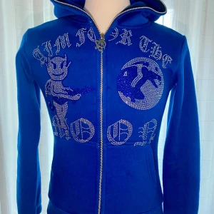 skön rine stone hoodie blå - bra och skön och är i väldigt bra skick på grund av att den är för stor