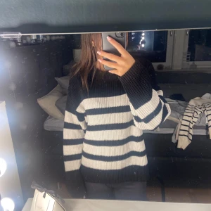 Stickad tröja - Som ny, stl 146-152 men sitter löst på mig som bär Xs