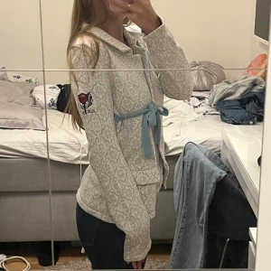 Kofta - Säljer min favorit Odd Molly kofta, men tyvärr har den blivit för stor för mig. Jag är normalt en S så den passar mer för dig som har storlek M. Den är i mycket bra skick och har inga tecken på användning. Hör av dig om du har några frågor💗💞