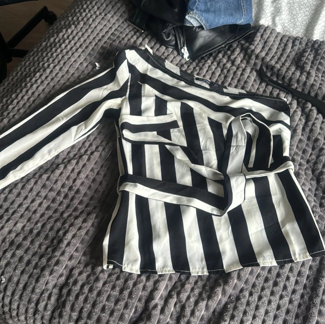 En svart vit randig blus med en arm  - 92