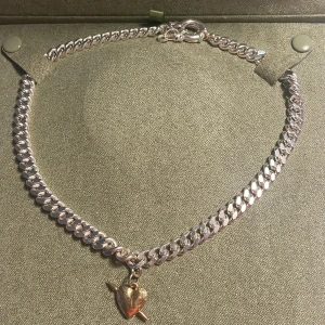 Maria Nilsdotter halsband  - Maria Nilsdotters chunky Tuvstarrs heart faced necklace nypris 5995 SEK