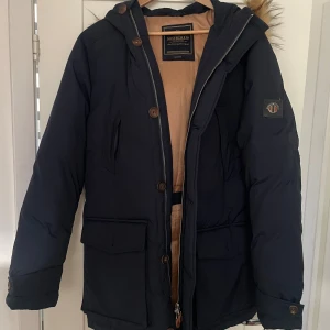 Morris Jacka - Morris Wiltshire Parka Down Jacket. Nypris 5000kr Den är i galet bra skick utan skavanker Super fräsch vinter jacka för dig som vill gå runt med klass!  Storlek M med passar M/L