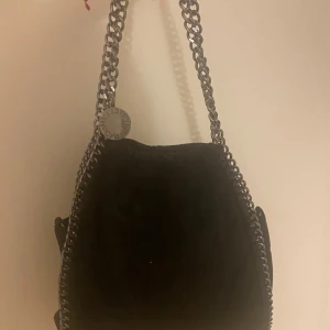 Svart väska  - Väskan är köpt här på Plick och säljer nu den pågrund av att väskan är inte min stil längre. Den är i mycket bra skick inga skador eller defekter. ☺️ priset kan diskuteras 