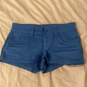 Blå jeansshorts😍👇🏽 - Dom är blå, de är i storlek 32💕🎀 köpte dom för år sedan men dom har legat och skrotat 🩷😝 men har typ aldrig använt de🧸❗️Säljer de för 300 men om vi kommer överens kan jag sänka priset🌸