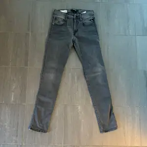 // Replay anbass jeans // Grymt skick // Nypris runt 2000  | Storlek W28 / L32 | Kontakta för fler frågor eller funderingar // Deluxe Closet 