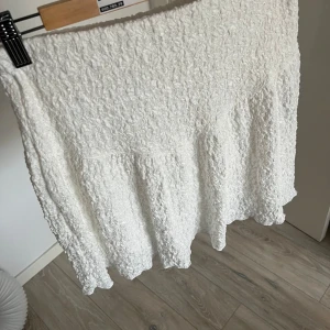 Kjol - Vit kjol från Gina Tricot, fint mönster använt en gång så den är som ny💗 Skriv om man vill ha mer bilder