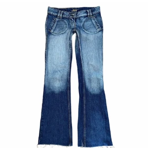 lågmidjade bootcut jeans - as snygga lågmidjade jeans💕 midjemåttet: 39-40 innerbenslängden:81