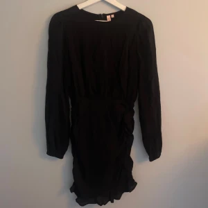 Helsvart klänning - Svart klänning som är draperad i nedre delen av sidorna och baktill. Använd endast en gång🫶