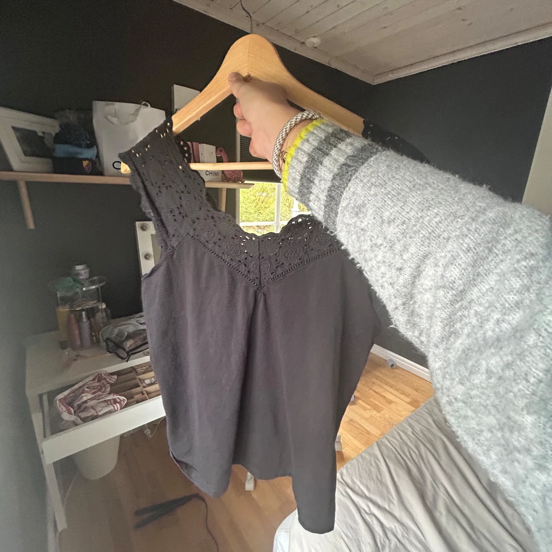 Fin svart tröja med broderi längst uppe!