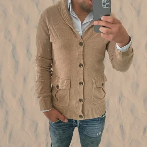 Cardigan tröja  - Säljer denna riktigt feta tröjan som är perfekt för dig som söker en riktig fet cardigan. Vid frågor och funderingar skriv gärna! 