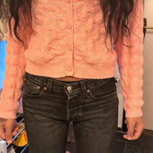 Super snygga lågmidjade jeans!💘 - Säljer dessa snygga jeans eftersom att de inte riktigt kommer till användning längre, köpte dessa för runt 1000kr i orginal pris. De sitter perfekt. Fråga  gärna frågor.Storleken är W29 L32 men sitter perfekt på mig som har storlek S på byxor.