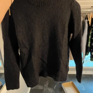 Cos tröja strorlek M - Nyskick, knappt använd. Fin och varm till hösten!