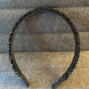 Glittrigt diadem  - Jag säljer detta svart glittriga diademet ifrån Ur&Pen jag köpte det i vintras men använt ungefär 1 gång. Ny pris runt 80kr