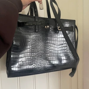 Väska  - Väska oanvänd från gina tricot   kommer från djur o rökfritt hem 