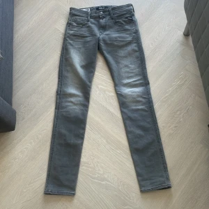 Replay Jeans - Tjena! Säljer dessa replay jeans pga ingen användning. Skicket är 10/10 då de bara har används 1 gång. Storleken är W28 L34. Priset är inte hugget i sten. Skriv vid funderingar💫🌟