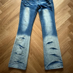 Unika jeans - Coola mönstrade unika jeans med medelhög midja. Midjemått tvärs över: 34cm Innerbenslängd: 80cm