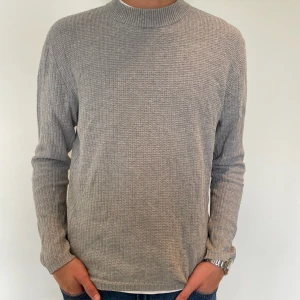 Stickad tröja - Samsøe & Samsøe - Skick: 10/10 aldrig använd Strl: M/L står L men mer åt M Modellen är 185cm