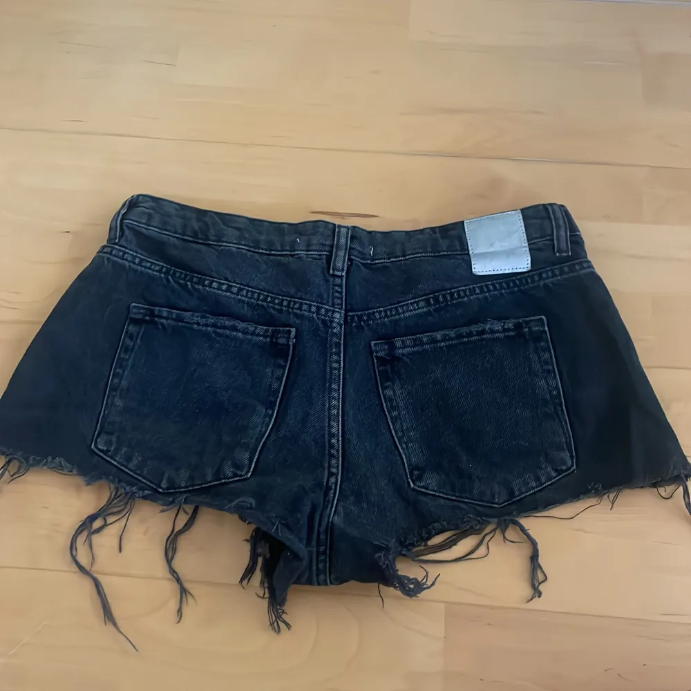 Säljer dessa snygga jeans skjorta från zara i bra skick. Dom är fransade och low waist. Midjemått 38 cm. Shorts.