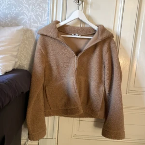 Teddyjacka  - Säljer denna populära teddybjörnsjackan från hm som är slutsåld Den är nästan helt oanvänd. 