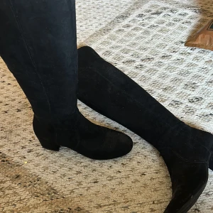 stövletter - klackar/stövlar. mjuka i benen. sköna på fötterna men har bara använt dom 1 gång. fint skick.