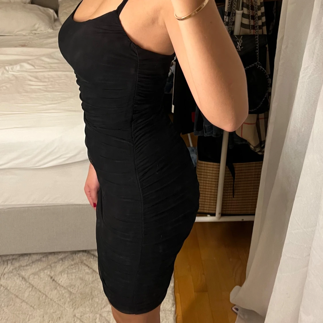 Tajt svart klänning  - 90