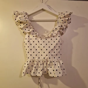 Prickig topp - Säljer min fina prickiga topp som inte kommer till användning, bra kvalitet❤️