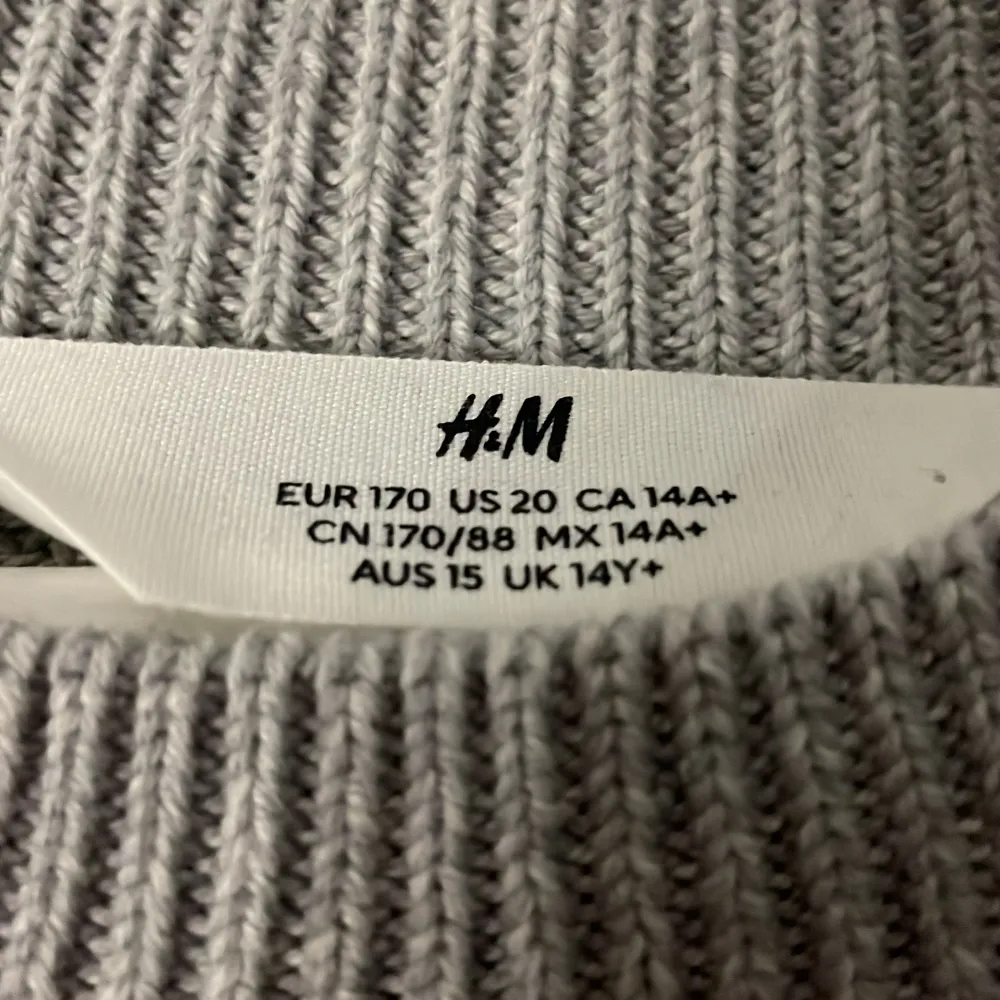 Säljer denna fina tröja från h&m barn eftersom den aldrig kommer till användning! Aldrig använd och helt perfekt skick, nypris ca 200kr. Stickat.