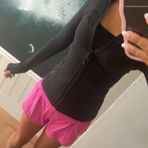 Lululemon shorts  - Säljer mina super fina rosa lululemon shorts, pga av dom inte kommer till användning längre 💕💕