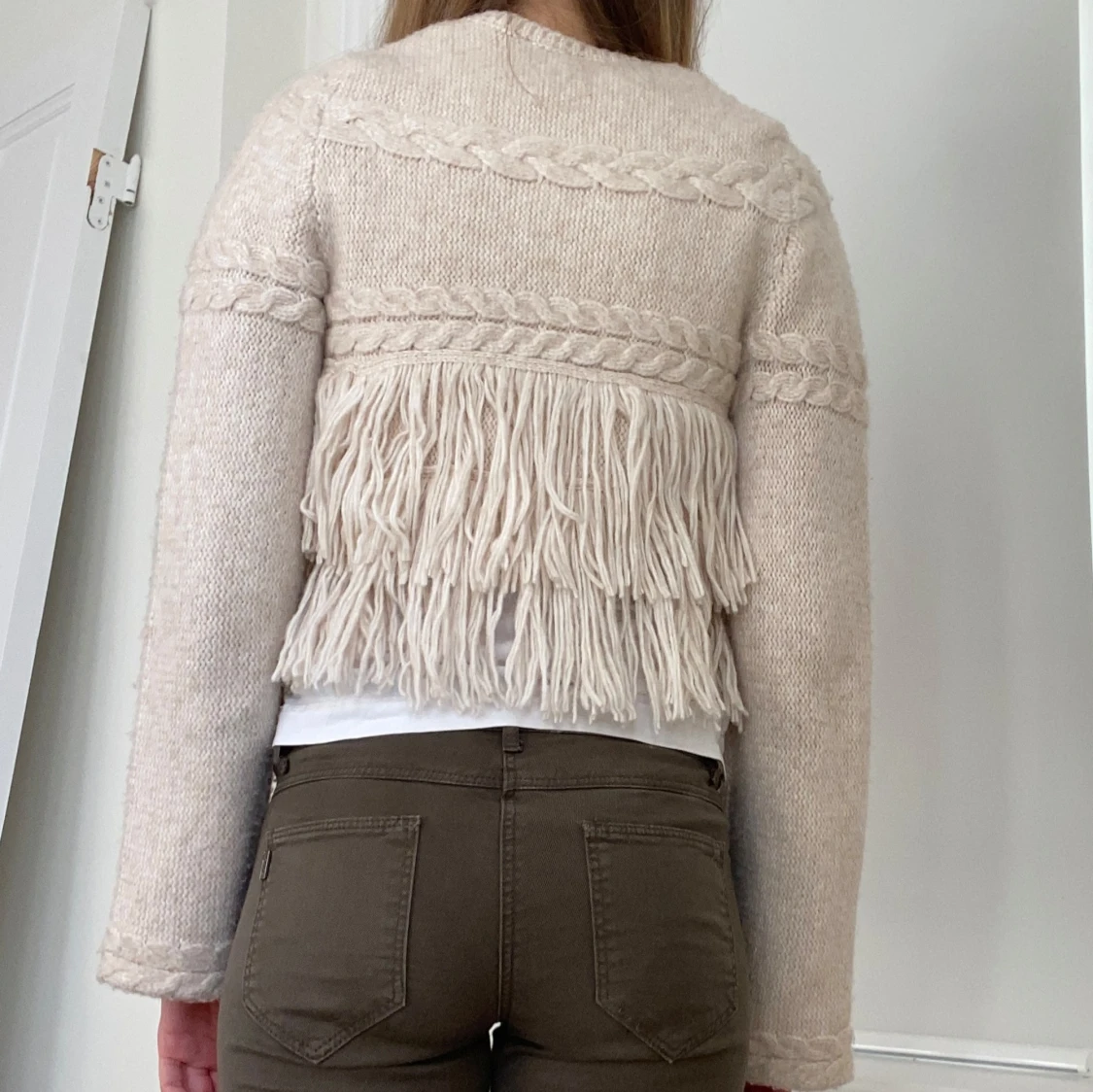 Stickad kofta med fransar  - 90