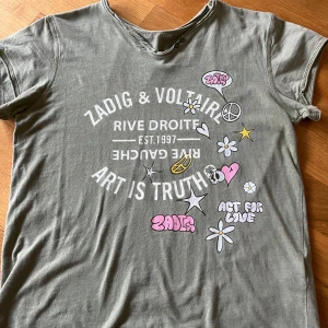Zadig Voltaire T-shirt  - Säljer nu min jättefina Zadig Voltaire t-shirt.  Kolla in min profil där säljer jag fler Zadig tröjor, om man köper flera kan man få bättre pris. Tryck inte på köp nu utan kontakta mig först😊
