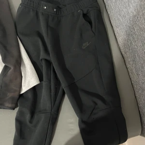 Nike tech flecce old szn  - Perfekt dress  bra matrial inte så mycket använd 8 av 10 på tröjan 7 av 10 på byxorna perfekt till dig som söker en skön tracksuit till vintern❄️❄️❄️  Storlek L men passar båda M och L perfekt