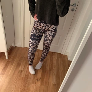 Träningsbyxor  - Säljer dessa supersnygga träningsbyxor från stronger med leopardmönster, de används inte men är i superbra skick🩷