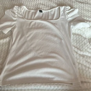 Blus - Jätte fin blus i färgen vit och storlek L men passar i storlek M också. Den är ej använd och köpt från shein. Axlarna har en jätte fin form.