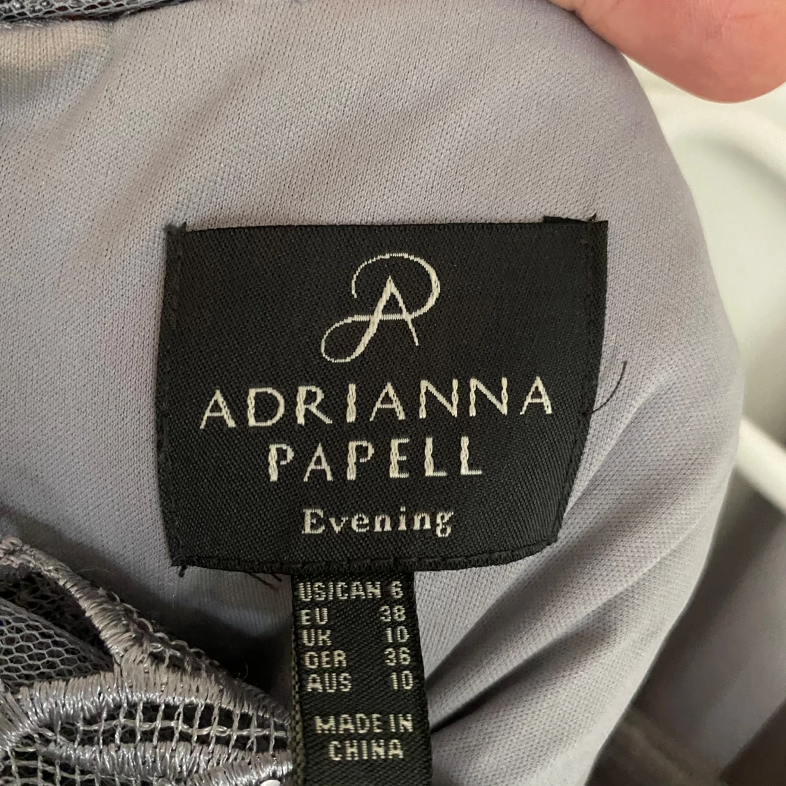 Grå / silver spetsklänning med satin band i midjan - 93