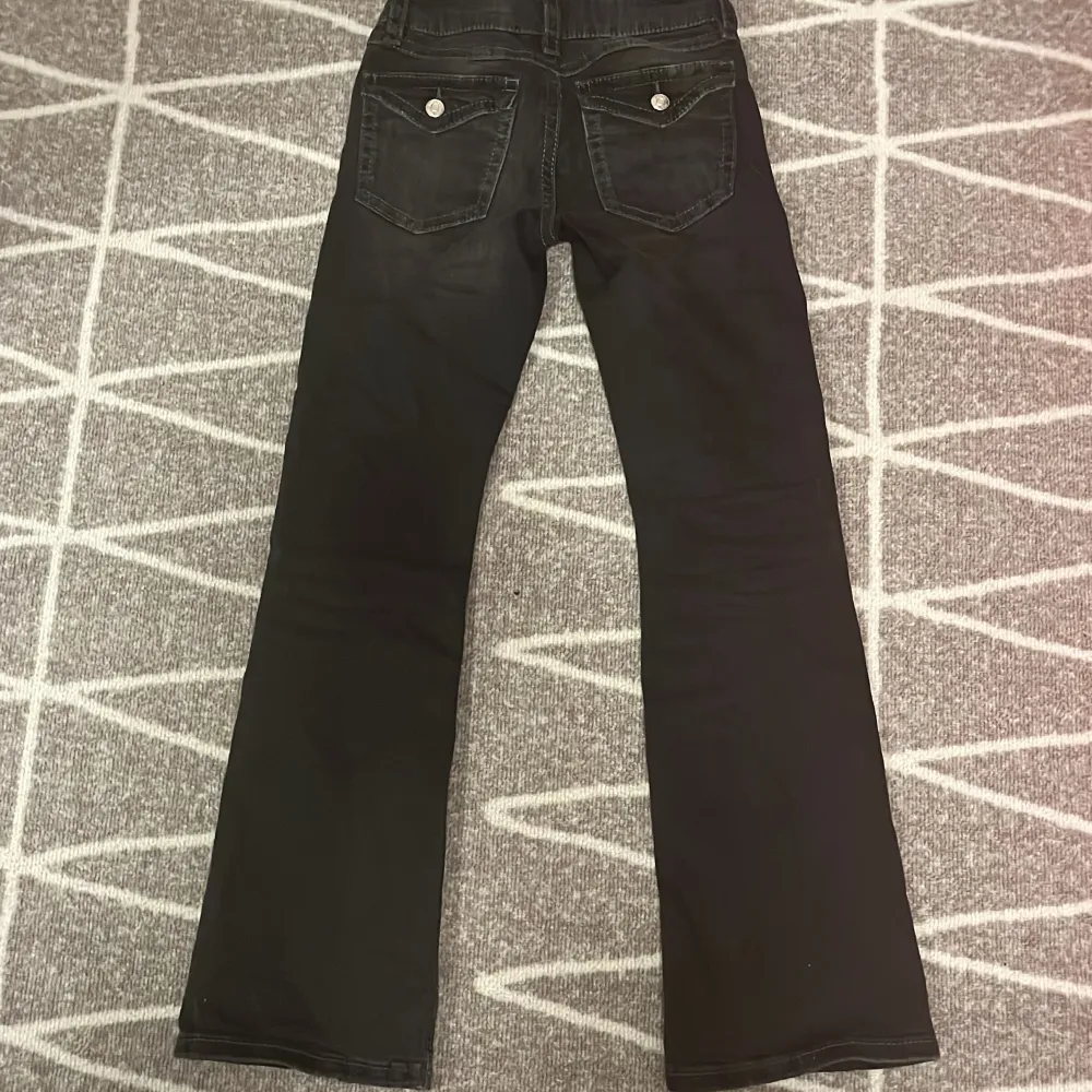 Superfina jeans som tyvärr inte kommer till användning men i väldigt fint skick, strl 152, pris kan diskuteras 💓. Jeans & Byxor.