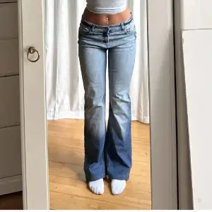 Säljer ett par snygga blå bootcut jeans i bra skick.  Väldigt fina och passar till det mesta. Säljer pågrund av att jag inte får användning för dom. 