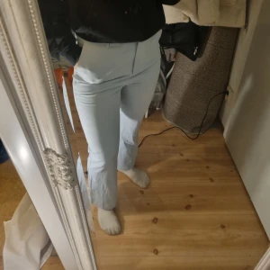 Kostymbyxor  - Säljer ett par jättesnygga ljusblåa kostymbyxor från NA-KD då dem är lite korta på mig (jag är 164cm lång) 💙 Nyskick Säljes: 150kr Frakt ingår ej