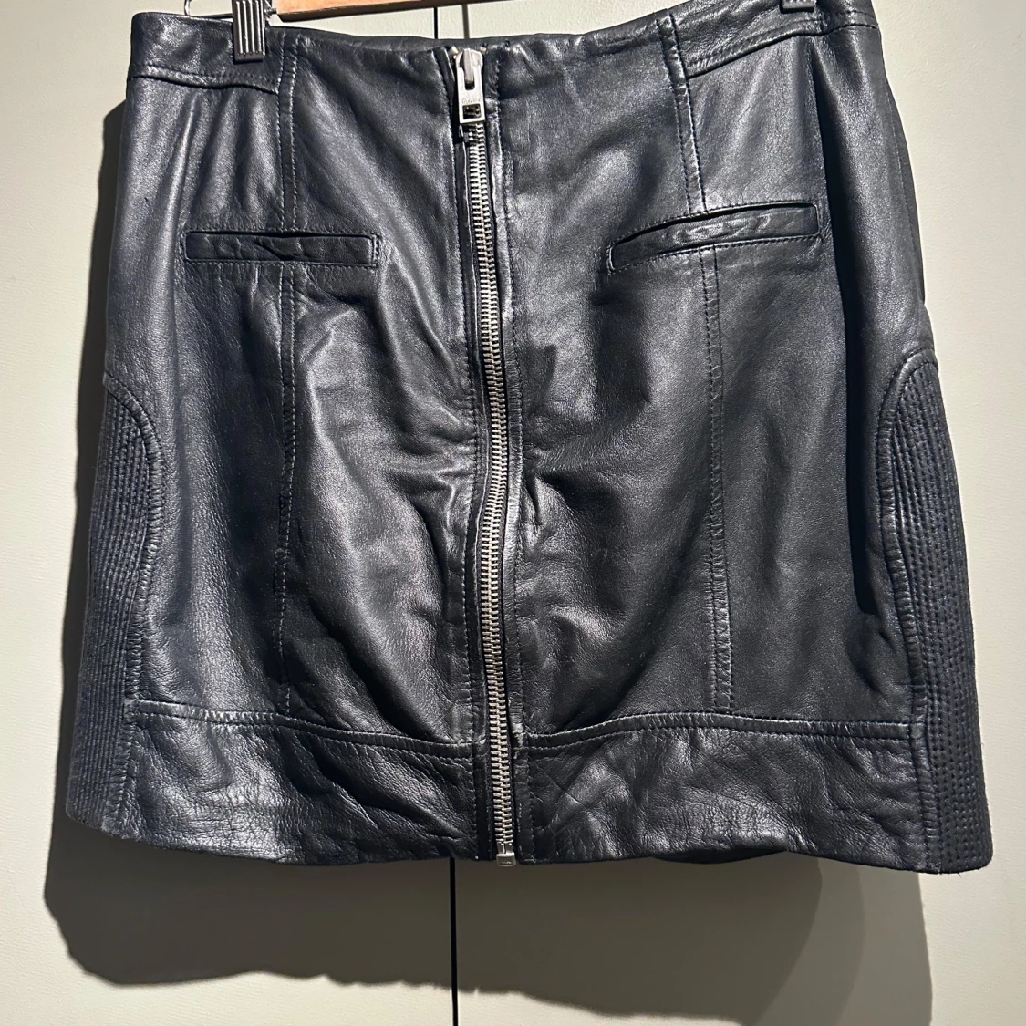 Svart skinnkjol från AllSaints - 90