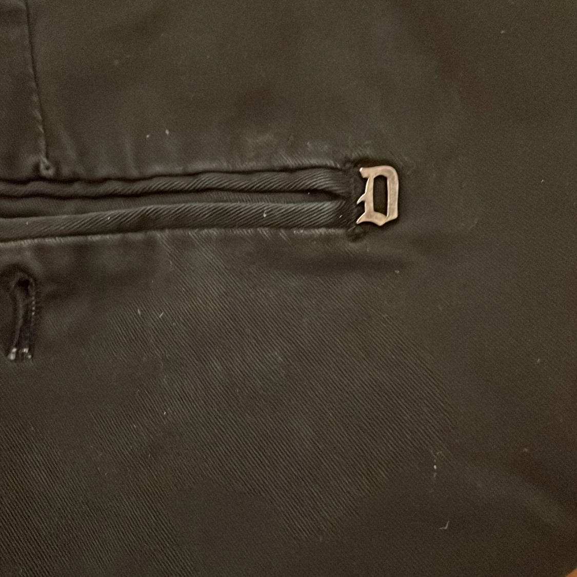 Mörkblåa chinos från Dondup - 92