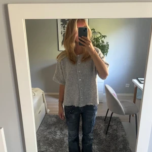 Söt och gosig kofta - Slutsåld populär kofta från Gina! Jätte gosig och fin men kommer tycärr inte till användning för mig! Använd ca 5 gånger, bra skick❣️storlek L men sitter fint oversize på mig som har xs-s💕