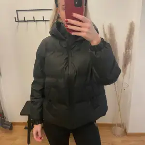 Svart mysig och varm pufferjacket från vero moda. Använd fåtal gånger. Materialet stöter bort vatten. Perfekt i höst och vinter 