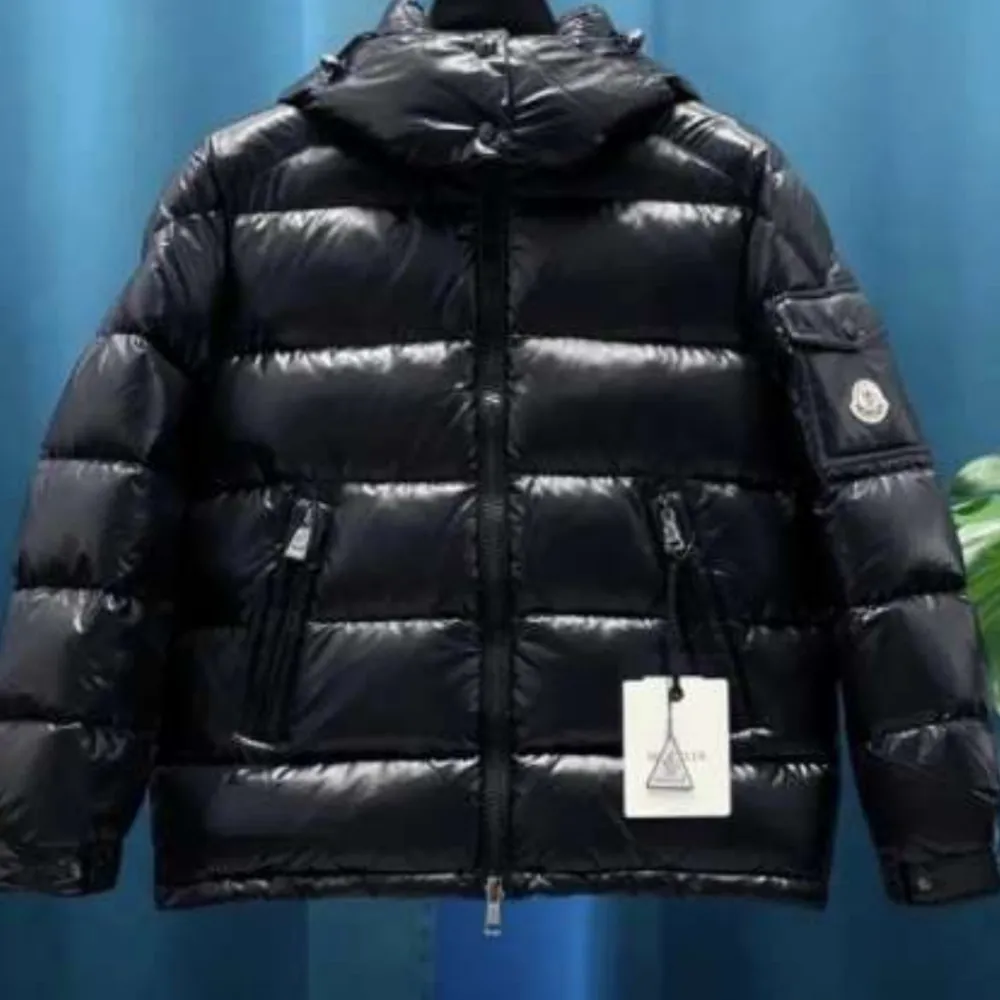 Säljer en snygg svart pufferjacka  Moncler. Den är perfekt för vintern med sitt quiltade mönster och långa ärmar. Jackan har en dragkedja framtill och en praktisk huva. Den är i ny skick och passar perfekt för kalla dagar. 🖤. Jackor.