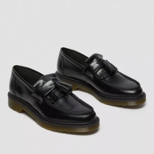  Loafers Adrian från Dr. Martens - Säljer ett par klassiska svarta loafers från Dr. Martens i använt men fint skick. Skorna har en stilren design med tofsdetaljer och är tillverkade i skinn. Nypris 2000kr. 