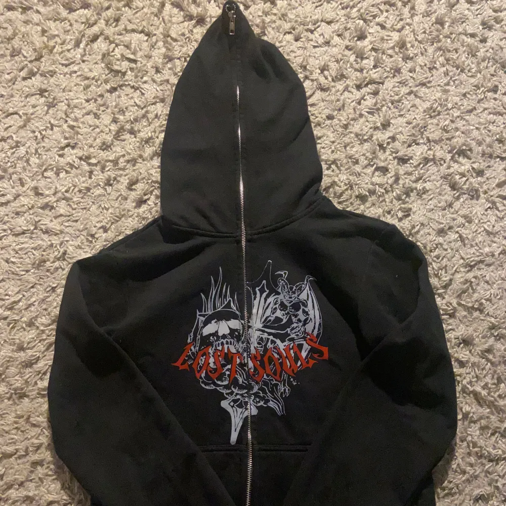 En jätte cool zip hoodie, har faktiskt ingen aning vart den är ifrån osv så hade uppskattat att om ni vet vart man köper den kan ni skriva till mig så jag har koll på pris osv! Den är i storlek xs och i väldigt bra skick.. Hoodies.