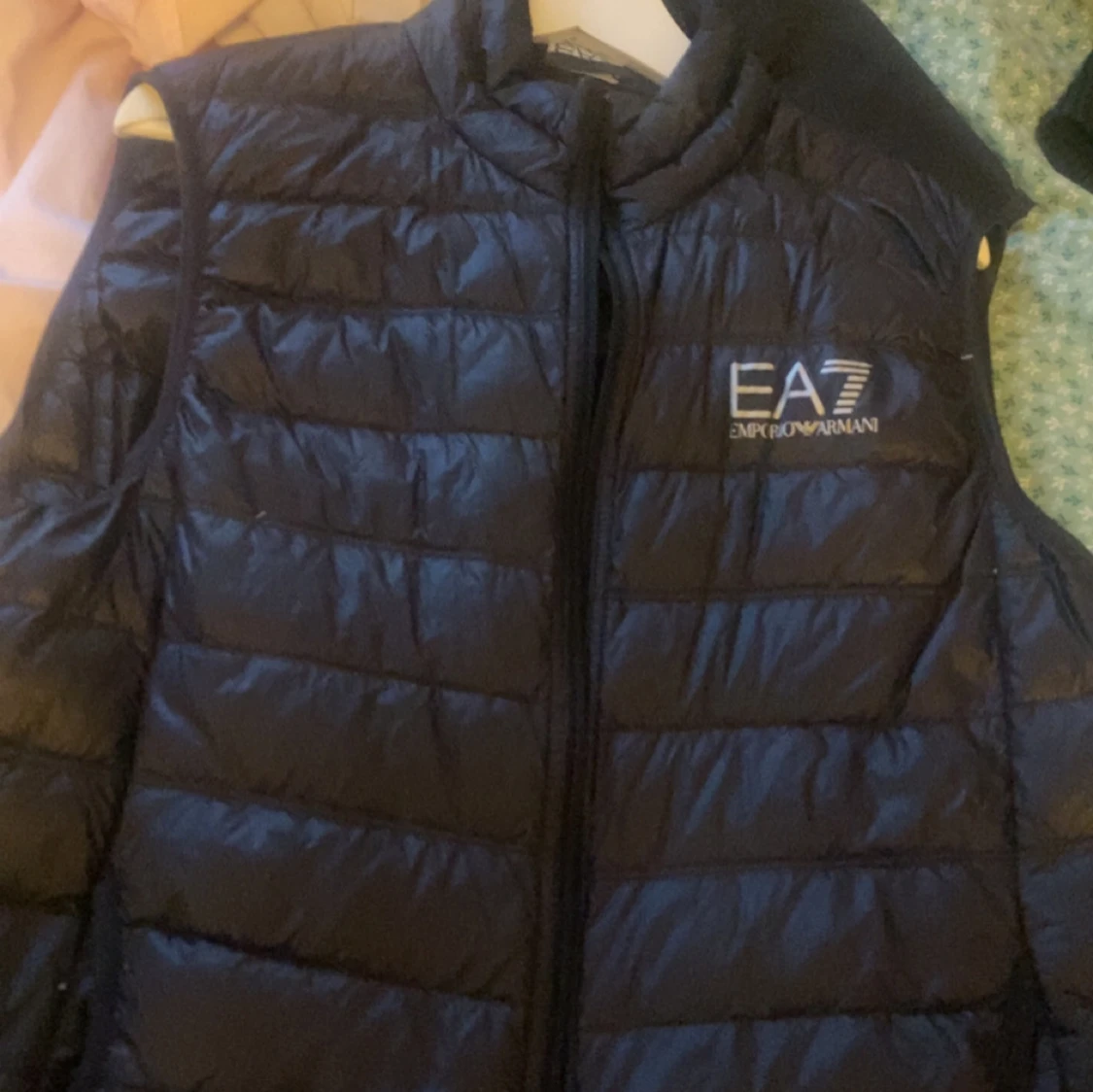 Svart dunväst från Emporio Armani