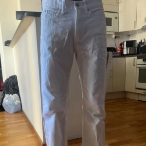 Vita jeans från Calvin Klein - Säljer ett par snygga vita jeans från Calvin Klein i storlek W29. De har en klassisk straight passform. Jeansen är i mycket bra skick och är aldrig använda. Köptes för 1700kr 