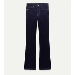 Mörkblå bootcut jeans - Snygga mörkblå bootcut jeans i högmidjad modell från Zara. Perfekta för både vardag och fest med en stilren look. Säljs pga av att jag tyvärr inte använder dem och de är endast använda ett fåtal gånger.