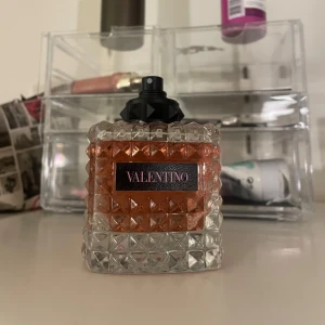 Valentino-born in Roma  - Nästan full bara lite använd. Tappat bort lock men kan skicka med ett annat lock. Luktar så gott  Nypris 1400 skriv innan köp!