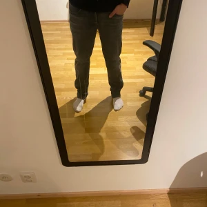 Grå jeans  - Säljer ett par grå jeans i bra skick. De har en klassisk straight fit.